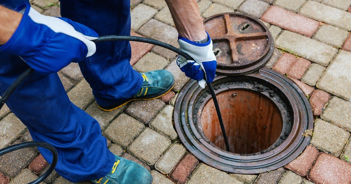 Camera-inspectie van de riolering via een geopende rioolput