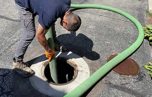 Professionele ontstoppingsspecialist aan het werk in België